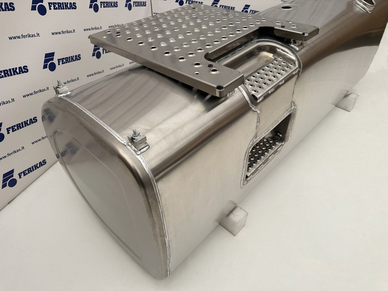 Volvo New aluminum fuel tank 870L - Réservoir de carburant pour Camion: photos 3 Volvo New aluminum fuel tank 870L - Réservoir de carburant pour Camion: photos 3