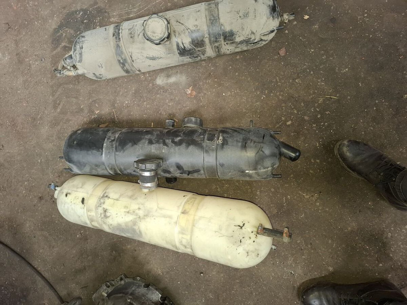 Volvo Scani - Vase d'expansion: photos 3 Volvo Scani - Vase d'expansion: photos 3