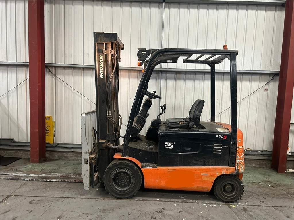 Doosan B25X-5 - Chariot élévateur électrique: photos 1 Doosan B25X-5 - Chariot élévateur électrique: photos 1