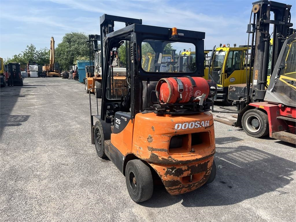 Doosan G25E-5 - Chariot élévateur à gaz: photos 4 Doosan G25E-5 - Chariot élévateur à gaz: photos 4