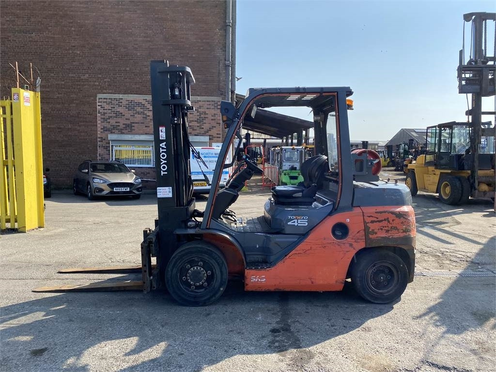 Toyota 8FG40N  - Chariot élévateur à gaz: photos 1 Toyota 8FG40N  - Chariot élévateur à gaz: photos 1