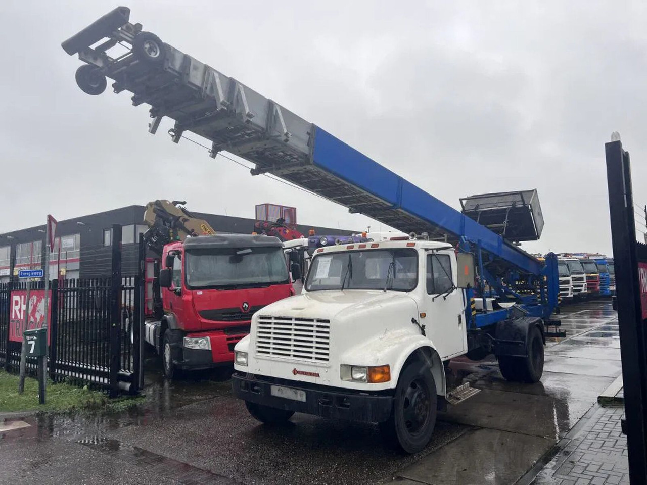 International 4600 4x2 210HP + TEUPEN hyL International 4600 4x2 210HP + TEUPEN hyLI - Camion avec nacelle: photos 1 International 4600 4x2 210HP + TEUPEN hyL International 4600 4x2 210HP + TEUPEN hyLI - Camion avec nacelle: photos 1