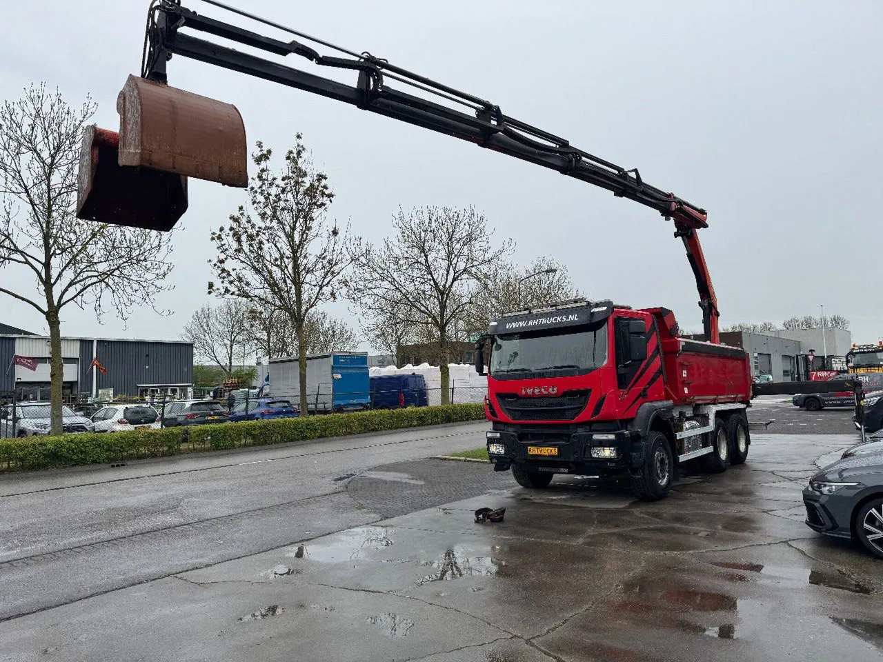 Iveco Trakker 500 6X4 EURO 6 KIPPER + PALFINGER PK1800 - Camion grue: photos 2 Iveco Trakker 500 6X4 EURO 6 KIPPER + PALFINGER PK1800 - Camion grue: photos 2