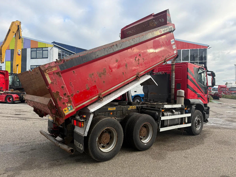 Iveco Trakker 500 6X4 EURO 6 + RETARDER - FULL STEEL SUSP. - BIG AXLES - Camion benne: photos 3 Iveco Trakker 500 6X4 EURO 6 + RETARDER - FULL STEEL SUSP. - BIG AXLES - Camion benne: photos 3