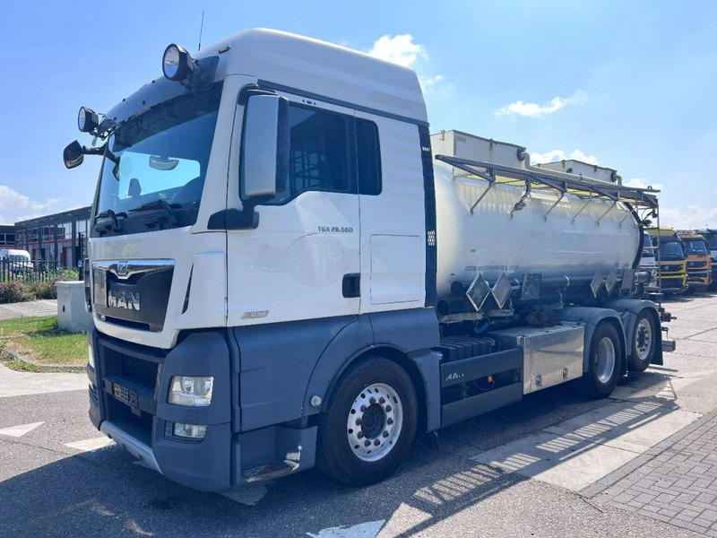 MAN TGX 26.560 6X2 EURO 6 - 11.500L VACUUM CLEANER - 2 COMPARTIMENTEN + INTARDER - Camion hydrocureur: photos 1 MAN TGX 26.560 6X2 EURO 6 - 11.500L VACUUM CLEANER - 2 COMPARTIMENTEN + INTARDER - Camion hydrocureur: photos 1