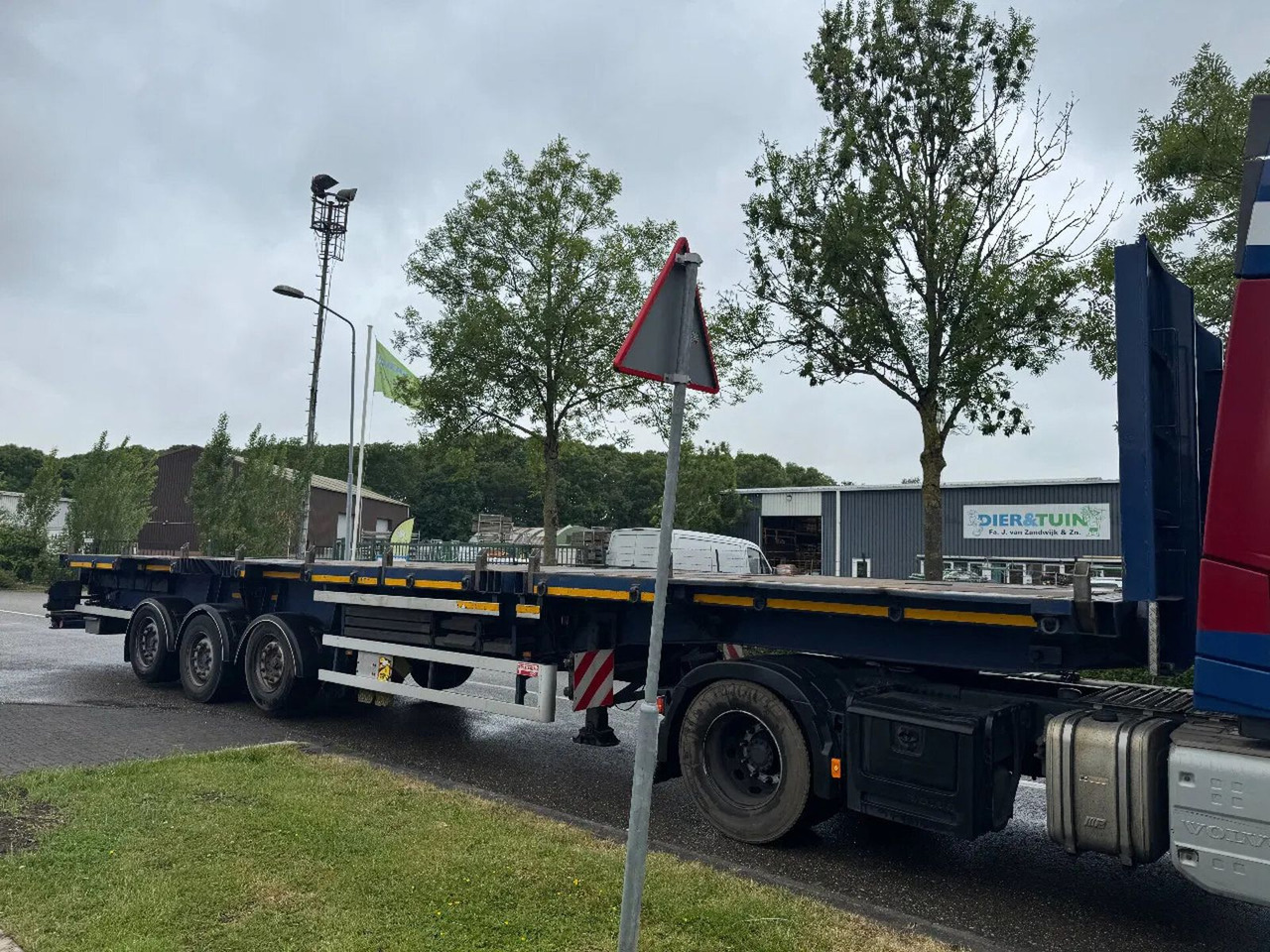 Schmidt HAGEN 3 AXLE + LIFTING AXLE - Semi-remorque plateau: photos 3 Schmidt HAGEN 3 AXLE + LIFTING AXLE - Semi-remorque plateau: photos 3