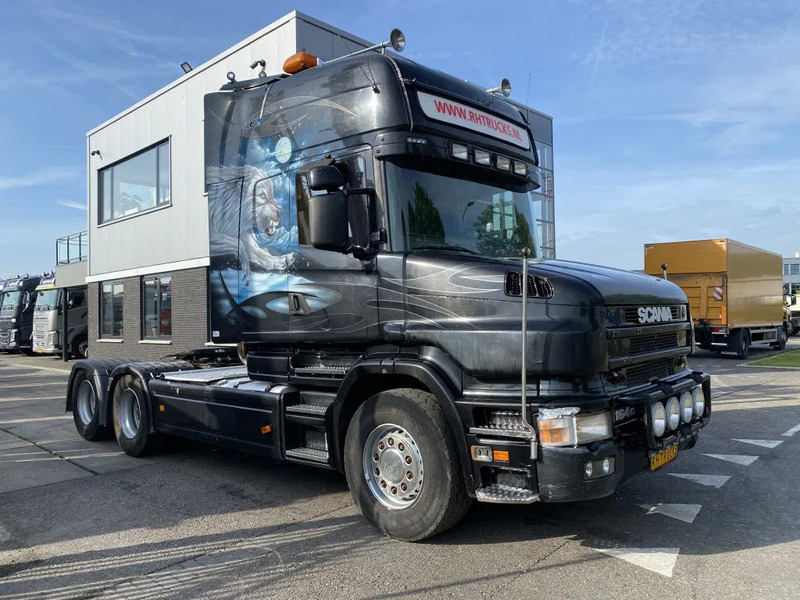 Scania T164-580 V8 6X2 + RETARDER + KIEPHYDRAULIEK - EURO 3 - MANUAL GEAR - Tracteur routier: photos 1 Scania T164-580 V8 6X2 + RETARDER + KIEPHYDRAULIEK - EURO 3 - MANUAL GEAR - Tracteur routier: photos 1