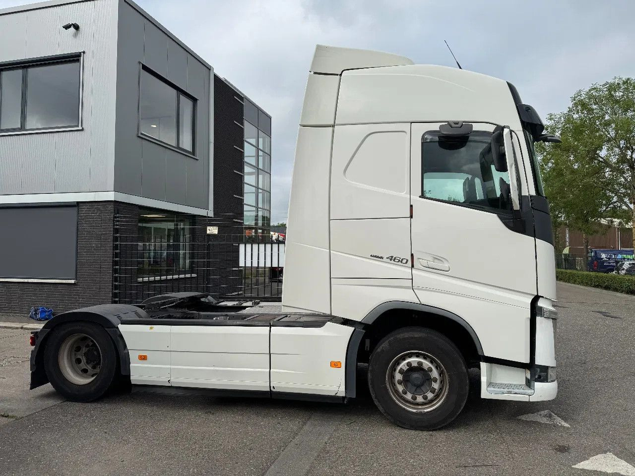 Volvo FH 460 4X2 EURO 6 SKIRTS SPOILERS HYDRAULIC - Tracteur routier: photos 4 Volvo FH 460 4X2 EURO 6 SKIRTS SPOILERS HYDRAULIC - Tracteur routier: photos 4