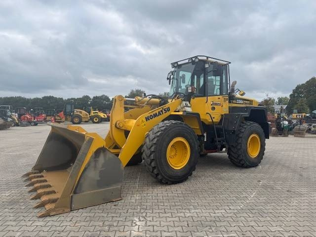 Komatsu WA 320  - Chargeuse sur pneus: photos 1 Komatsu WA 320  - Chargeuse sur pneus: photos 1