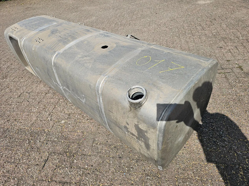 DAF Dieseltank - 1944801 - 845 Liter L68 B230 H63 - Réservoir de carburant pour Camion: photos 2 DAF Dieseltank - 1944801 - 845 Liter L68 B230 H63 - Réservoir de carburant pour Camion: photos 2