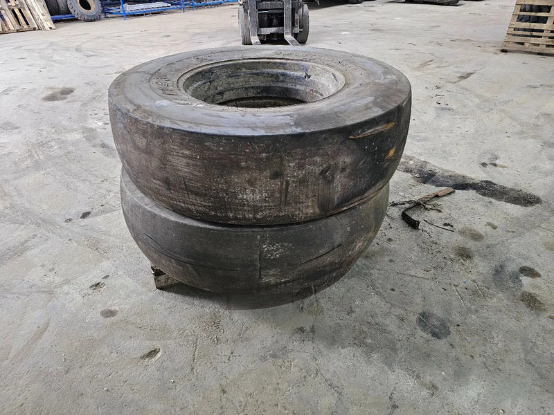 Firestone 16.9-30 - Pneu pour Camion: photos 3 Firestone 16.9-30 - Pneu pour Camion: photos 3