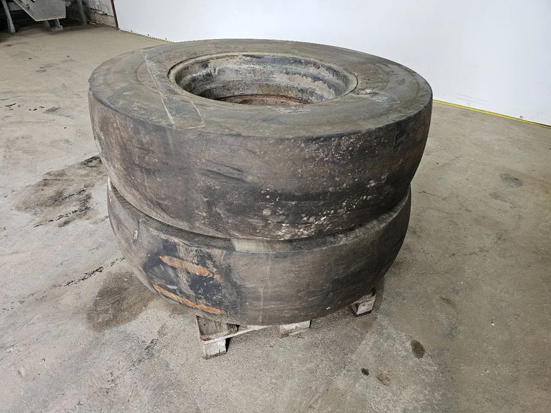 Firestone 16.9-30 - Pneu pour Camion: photos 2 Firestone 16.9-30 - Pneu pour Camion: photos 2