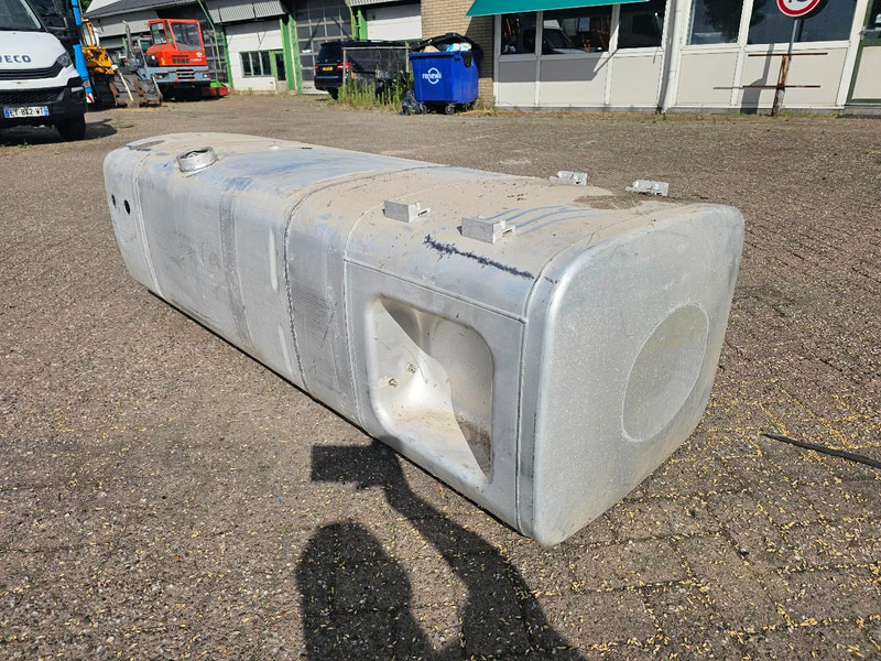 MAN Brandstoftank 595 Liter - L197 B70 H58 - Onderdeel nr. 81.122015733 - Réservoir de carburant pour Camion: photos 2 MAN Brandstoftank 595 Liter - L197 B70 H58 - Onderdeel nr. 81.122015733 - Réservoir de carburant pour Camion: photos 2