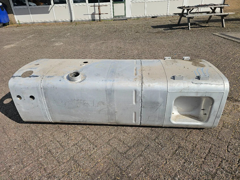 MAN Brandstoftank 595 Liter - L197 B70 H58 - Onderdeel nr. 81.122015733 - Réservoir de carburant pour Camion: photos 1 MAN Brandstoftank 595 Liter - L197 B70 H58 - Onderdeel nr. 81.122015733 - Réservoir de carburant pour Camion: photos 1