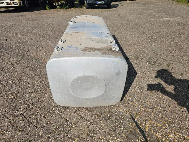 MAN Brandstoftank 760 Liter - L210 B70 H70 - Onderdeel nr. 81.12201-6503 - Réservoir de carburant pour Camion: photos 4 MAN Brandstoftank 760 Liter - L210 B70 H70 - Onderdeel nr. 81.12201-6503 - Réservoir de carburant pour Camion: photos 4