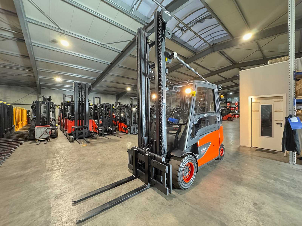 08/2017 SERVICE+UVV 10/2026 LINDE E45HL 4.500KG ELECTRIC FORKLIFT CAB HEATER E50 - Chariot élévateur: photos 2 08/2017 SERVICE+UVV 10/2026 LINDE E45HL 4.500KG ELECTRIC FORKLIFT CAB HEATER E50 - Chariot élévateur: photos 2