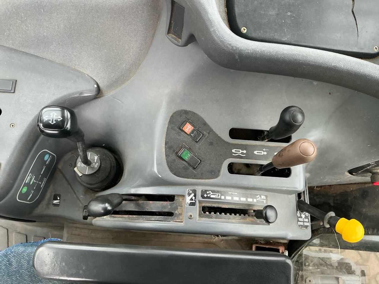 Tracteur agricole 1998 NEW HOLLAND TS115 ALL-WHEEL DRIVE FARM TRACTOR: photos 23