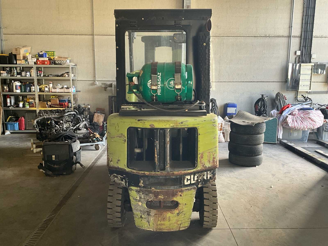 2001 CLARK CGP25H FORKLIFT - Chariot élévateur: photos 4 2001 CLARK CGP25H FORKLIFT - Chariot élévateur: photos 4