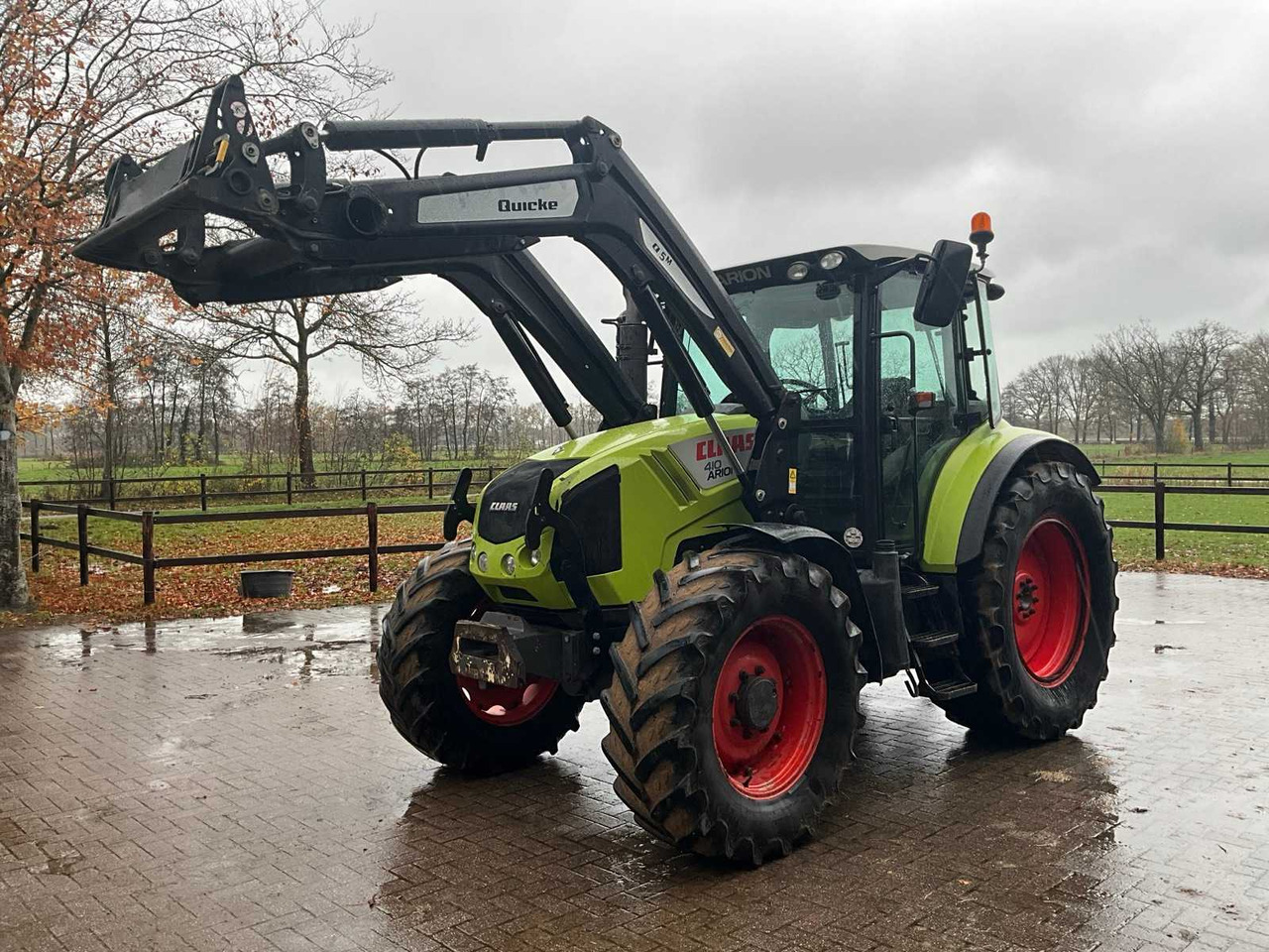 2011 CLAAS ARION 420 FOUR-WHEEL DRIVE FARM TRACTOR WITH FRONT LOADER - Tracteur agricole: photos 2 2011 CLAAS ARION 420 FOUR-WHEEL DRIVE FARM TRACTOR WITH FRONT LOADER - Tracteur agricole: photos 2