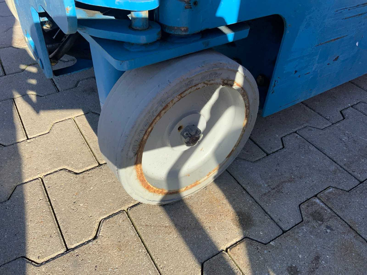 Nacelle 2011 GENIE GRC-12 AERIAL PLATFORM / PASSENGER LIFT: photos 11 Nacelle 2011 GENIE GRC-12 AERIAL PLATFORM / PASSENGER LIFT: photos 11