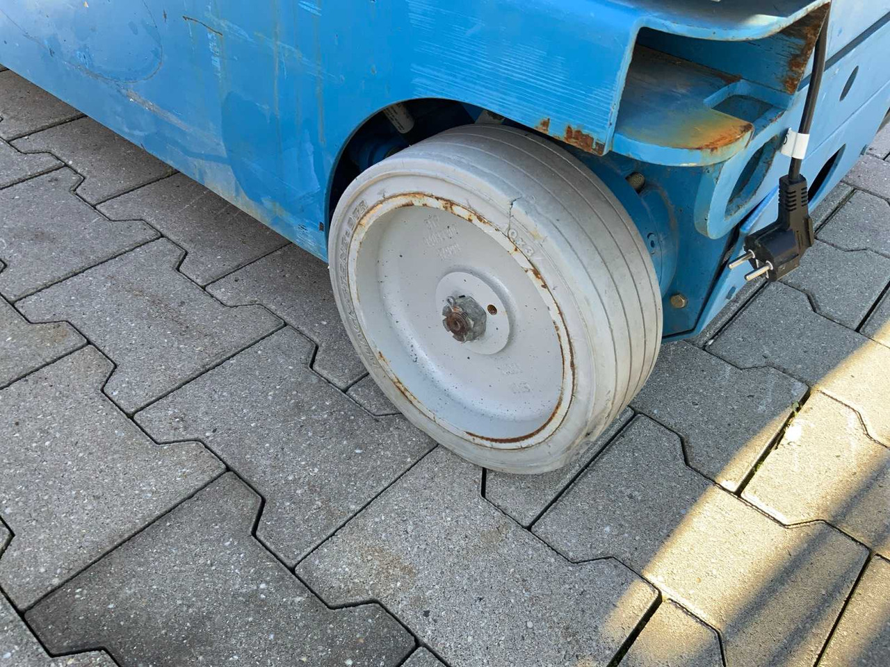 Nacelle 2011 GENIE GRC-12 AERIAL PLATFORM / PASSENGER LIFT: photos 10 Nacelle 2011 GENIE GRC-12 AERIAL PLATFORM / PASSENGER LIFT: photos 10