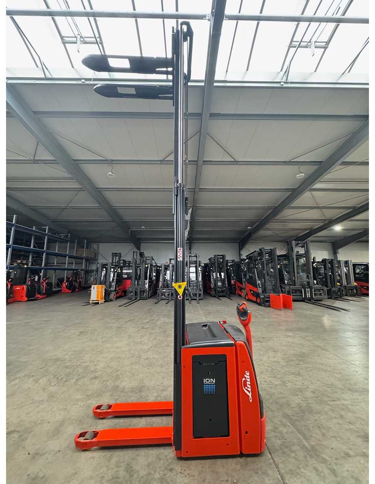 2018 SERVICE +UVV 09/2026 LINDE L14 LITHIUM LI-ION 1.400KG PALLET TRUCK ANT 2.300 HOURS - Chariot élévateur: photos 4 2018 SERVICE +UVV 09/2026 LINDE L14 LITHIUM LI-ION 1.400KG PALLET TRUCK ANT 2.300 HOURS - Chariot élévateur: photos 4