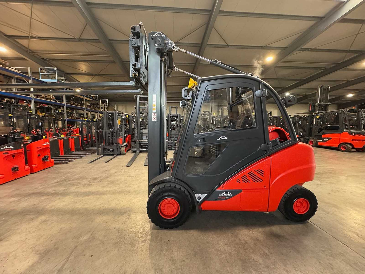 2020 LINDE H35T 3.500KG 3.+4TH VALVE 177CM FORK ADJUSTER TRIPLEX 645CM GAS FORKLIFT FORKLIFT - Chariot élévateur: photos 1 2020 LINDE H35T 3.500KG 3.+4TH VALVE 177CM FORK ADJUSTER TRIPLEX 645CM GAS FORKLIFT FORKLIFT - Chariot élévateur: photos 1