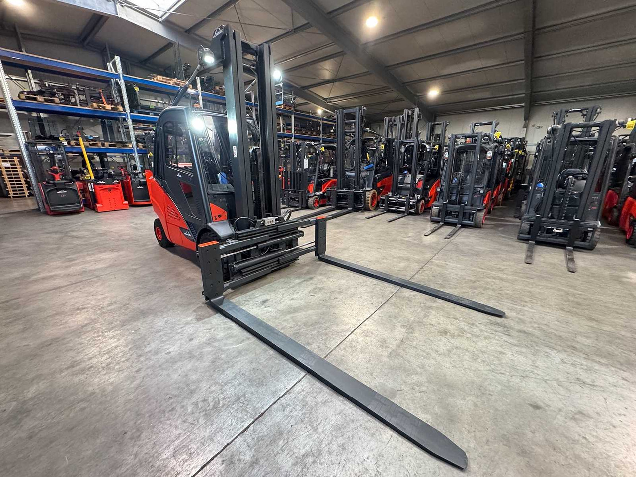 2020 LINDE H35T 3.500KG 3.+4TH VALVE 177CM FORK ADJUSTER TRIPLEX 645CM GAS FORKLIFT FORKLIFT - Chariot élévateur: photos 2 2020 LINDE H35T 3.500KG 3.+4TH VALVE 177CM FORK ADJUSTER TRIPLEX 645CM GAS FORKLIFT FORKLIFT - Chariot élévateur: photos 2