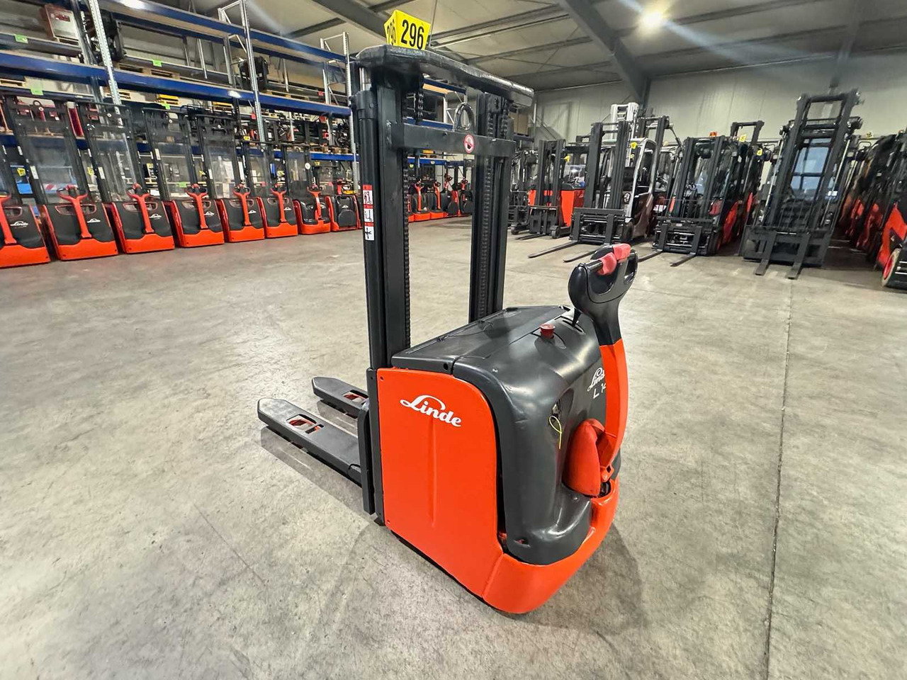 BATTERY 2020 LINDE L14 1.400KG PALLET TRUCK STACKER ANT STACKER - Chariot élévateur: photos 1 BATTERY 2020 LINDE L14 1.400KG PALLET TRUCK STACKER ANT STACKER - Chariot élévateur: photos 1
