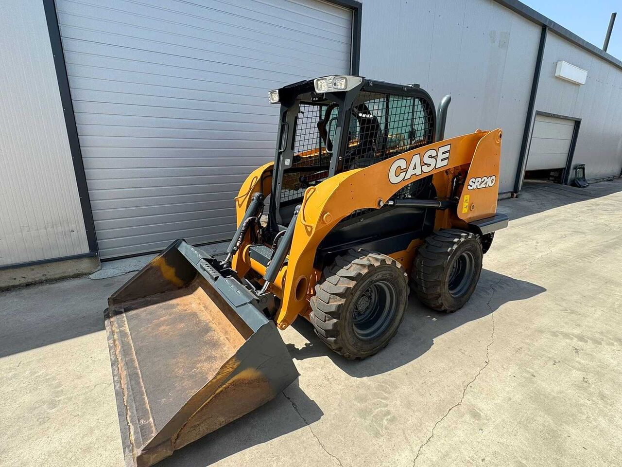 CASE SR210 COMPACT LOADER WITH RADIAL LIFT GEOMETRY - Chargeuse compacte sur chenilles: photos 1 CASE SR210 COMPACT LOADER WITH RADIAL LIFT GEOMETRY - Chargeuse compacte sur chenilles: photos 1