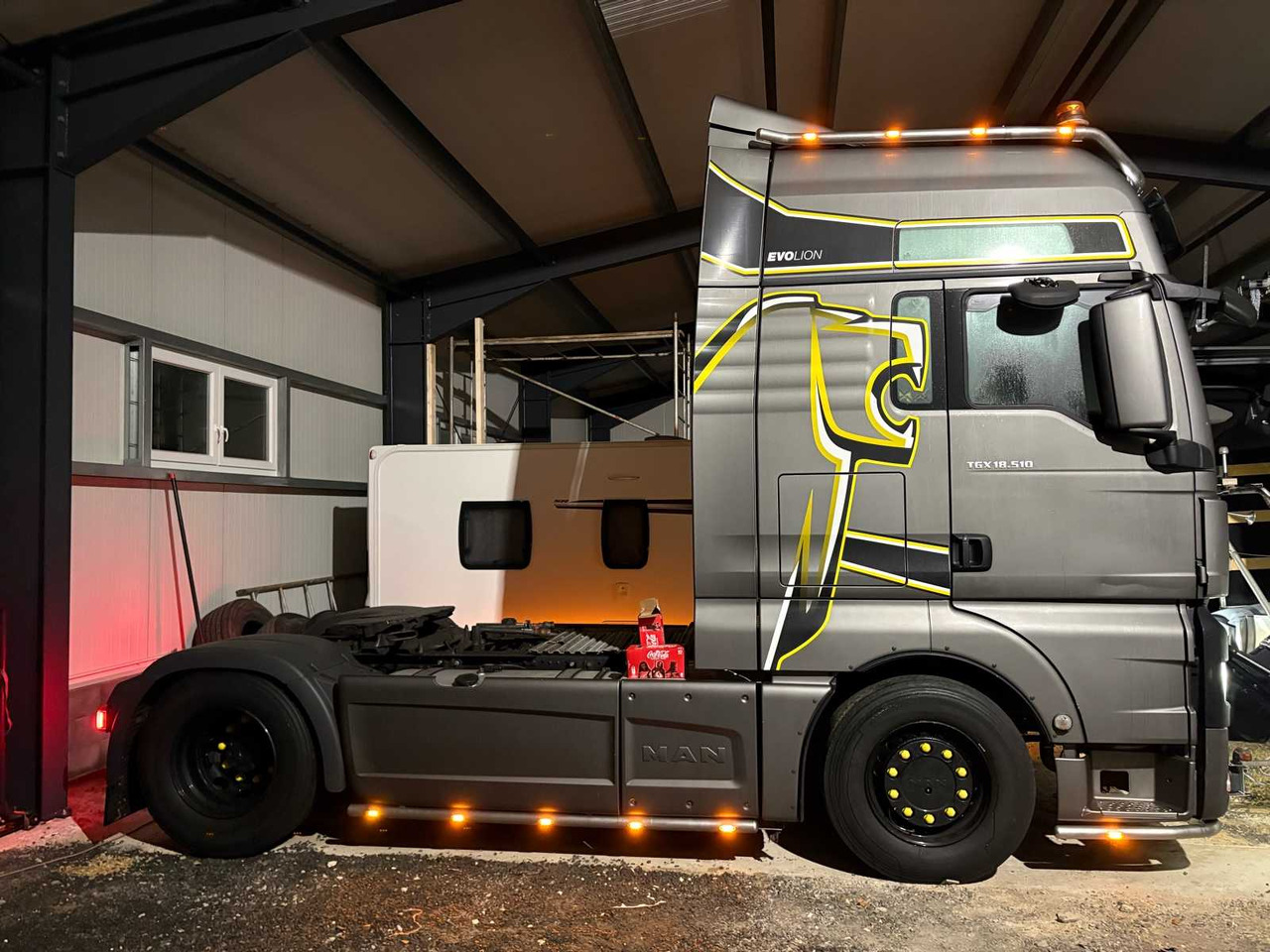 MAN TGX 18.510 4X2 BLS – SPECIAL MODEL "INDIVIDUAL" – YEAR OF CONSTRUCTION 2019 / SEMITRAILER - Camion: photos 4 MAN TGX 18.510 4X2 BLS – SPECIAL MODEL "INDIVIDUAL" – YEAR OF CONSTRUCTION 2019 / SEMITRAILER - Camion: photos 4