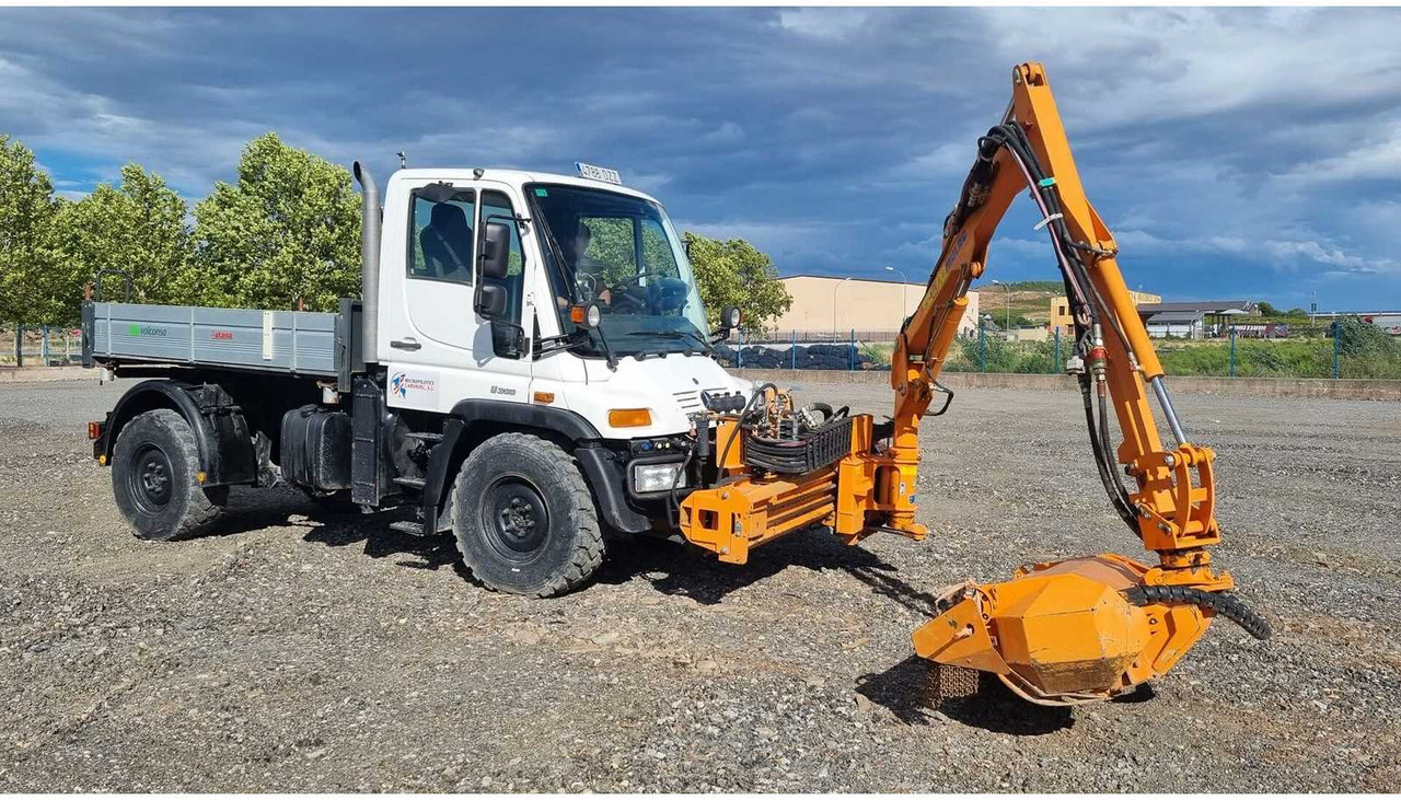 MERCEDES BENZ UNIMOG U 300 UTILITY TRUCK WITH ACCESORIES - 2006 - Camion: photos 2 MERCEDES BENZ UNIMOG U 300 UTILITY TRUCK WITH ACCESORIES - 2006 - Camion: photos 2