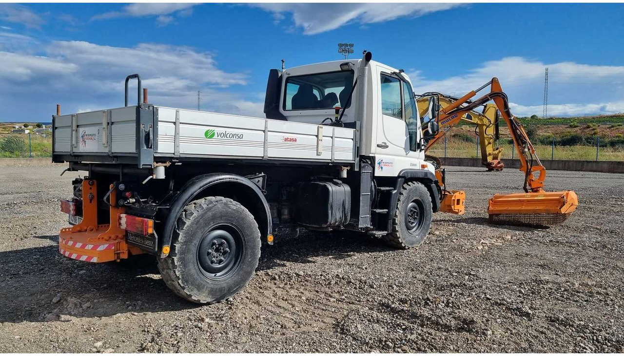 MERCEDES BENZ UNIMOG U 300 UTILITY TRUCK WITH ACCESORIES - 2006 - Camion: photos 3 MERCEDES BENZ UNIMOG U 300 UTILITY TRUCK WITH ACCESORIES - 2006 - Camion: photos 3