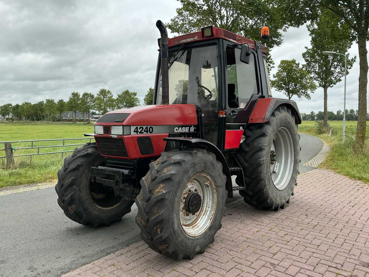 Case ih 4230 xl - Tracteur agricole: photos 1 Case ih 4230 xl - Tracteur agricole: photos 1