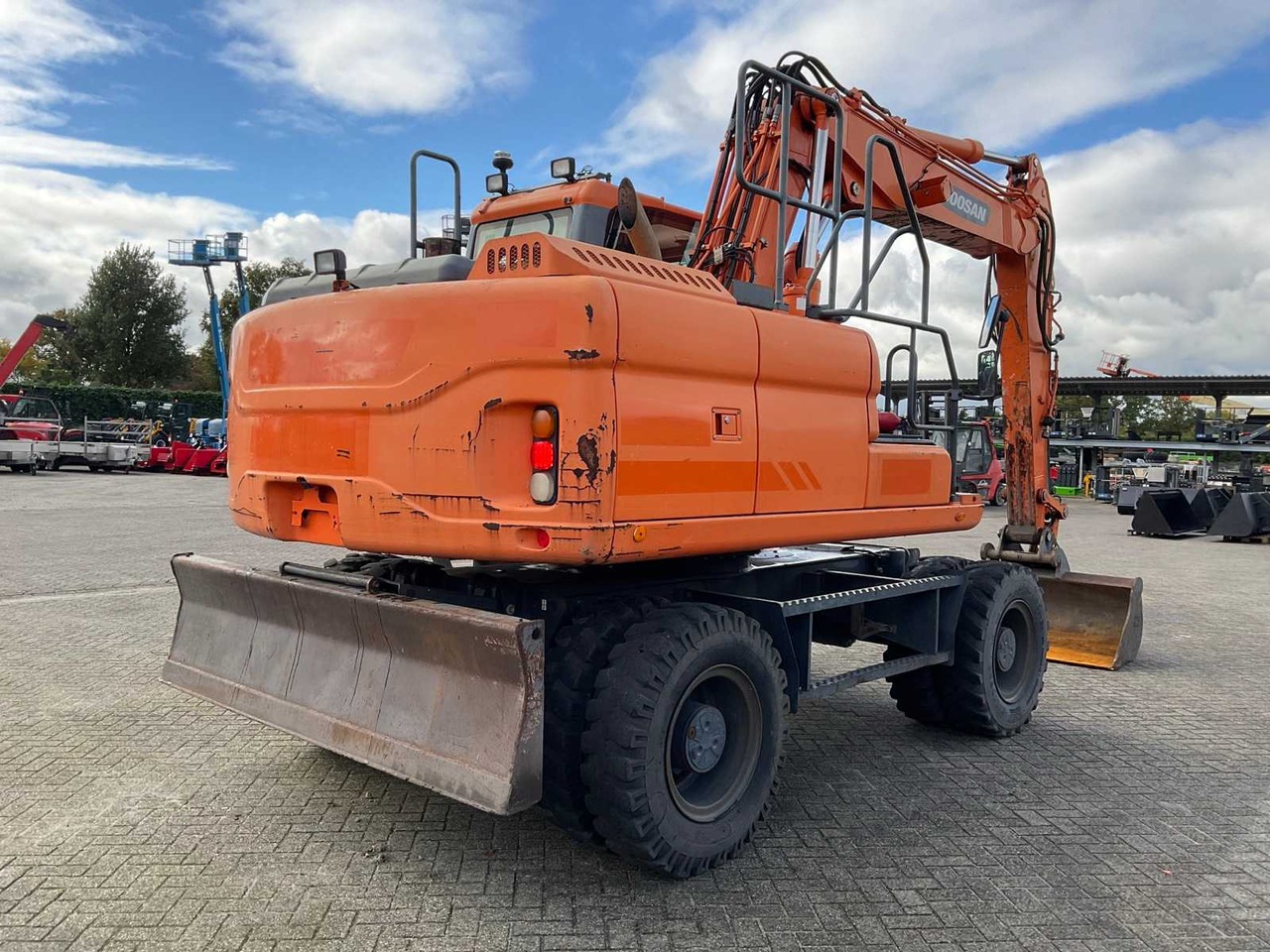Doosan DX140W-3 - Pelle sur pneus: photos 3 Doosan DX140W-3 - Pelle sur pneus: photos 3