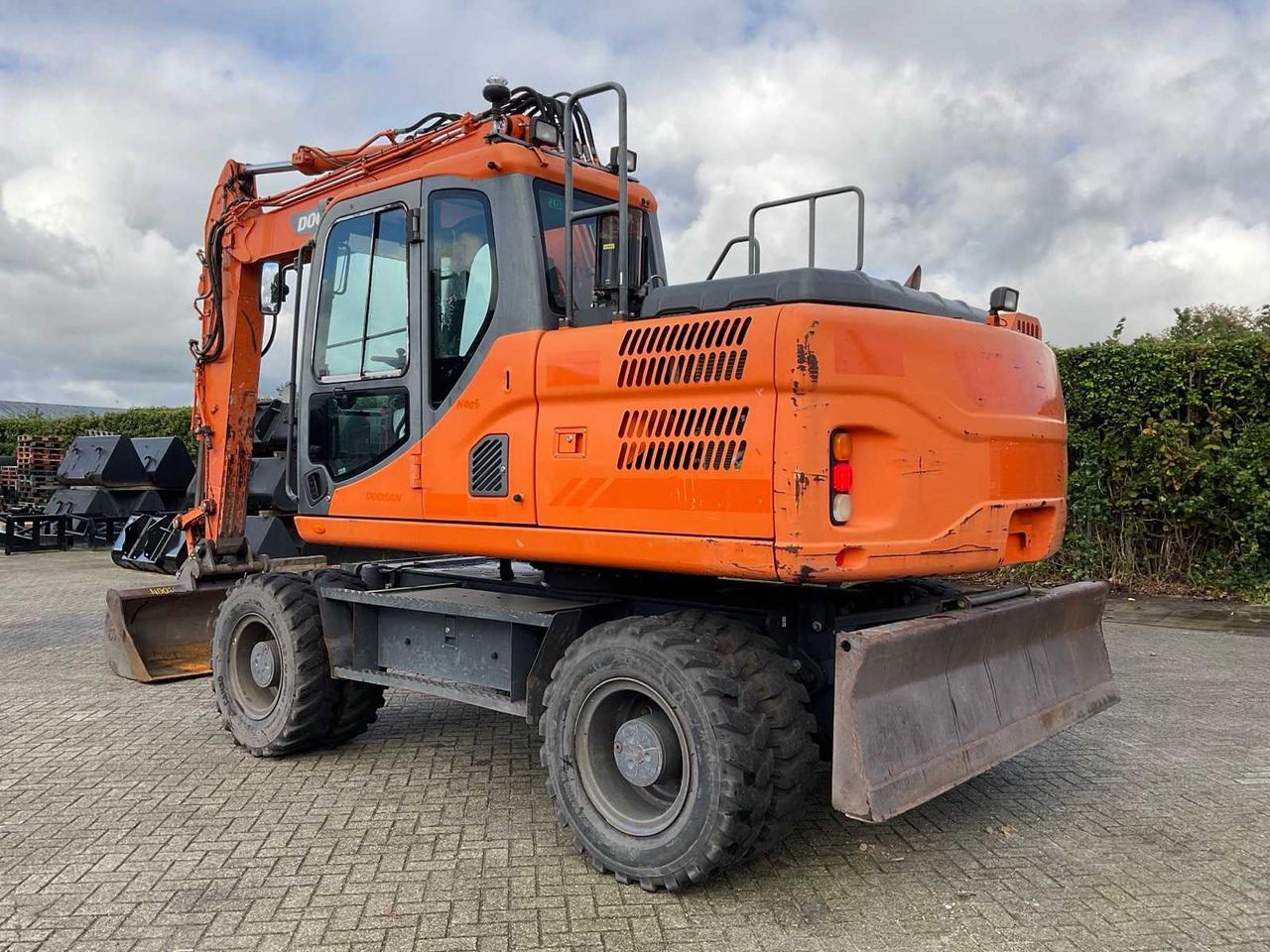 Doosan DX140W-3 - Pelle sur pneus: photos 2 Doosan DX140W-3 - Pelle sur pneus: photos 2