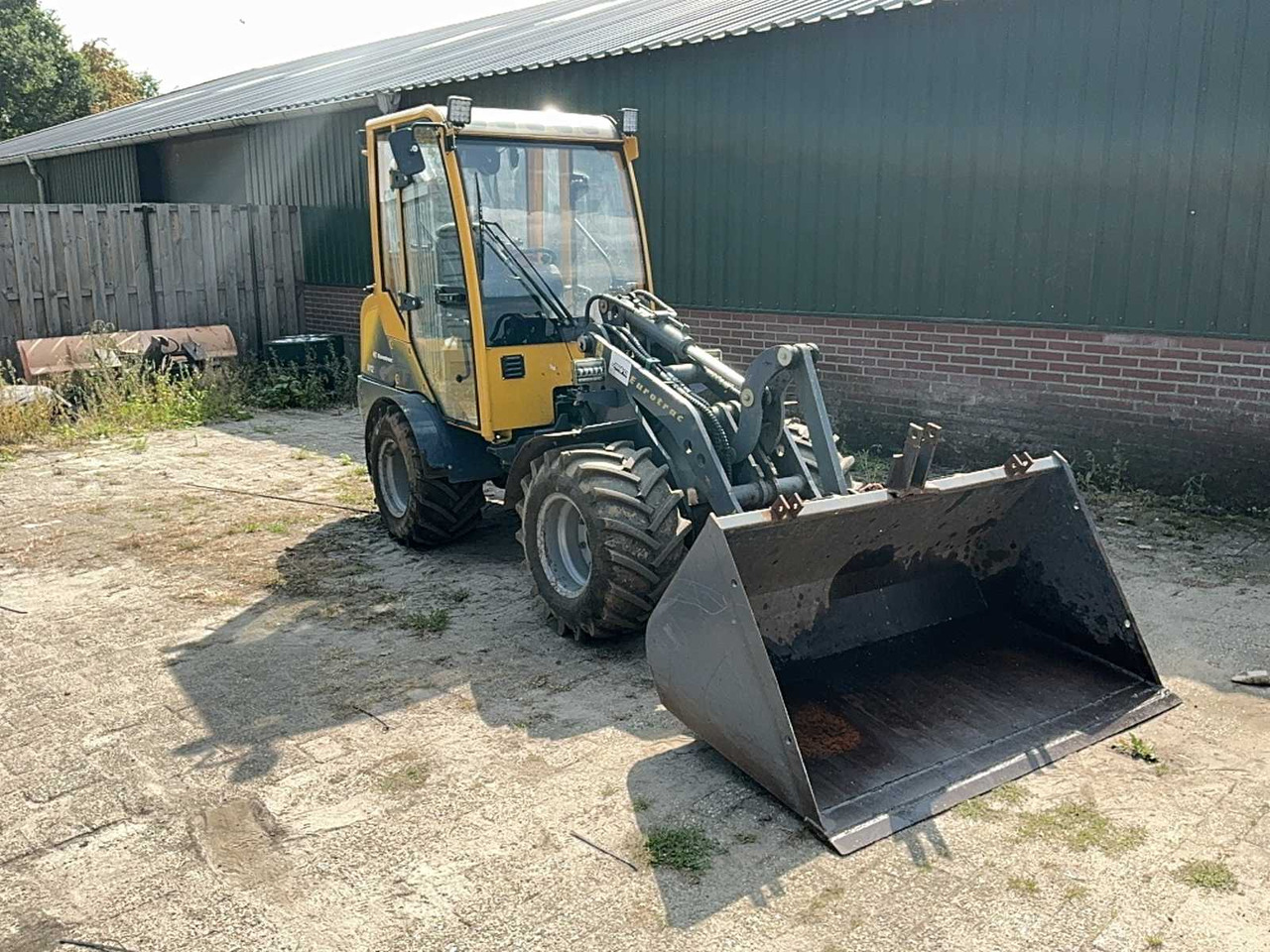 Eurotrac 8207W121CS - Chargeuse sur pneus: photos 4 Eurotrac 8207W121CS - Chargeuse sur pneus: photos 4
