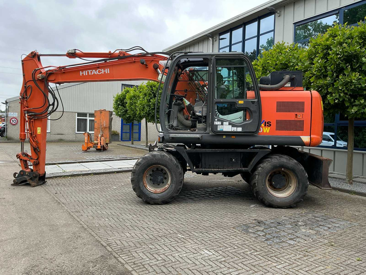 Pelle sur pneus Hitachi ZX140W-3: photos 9