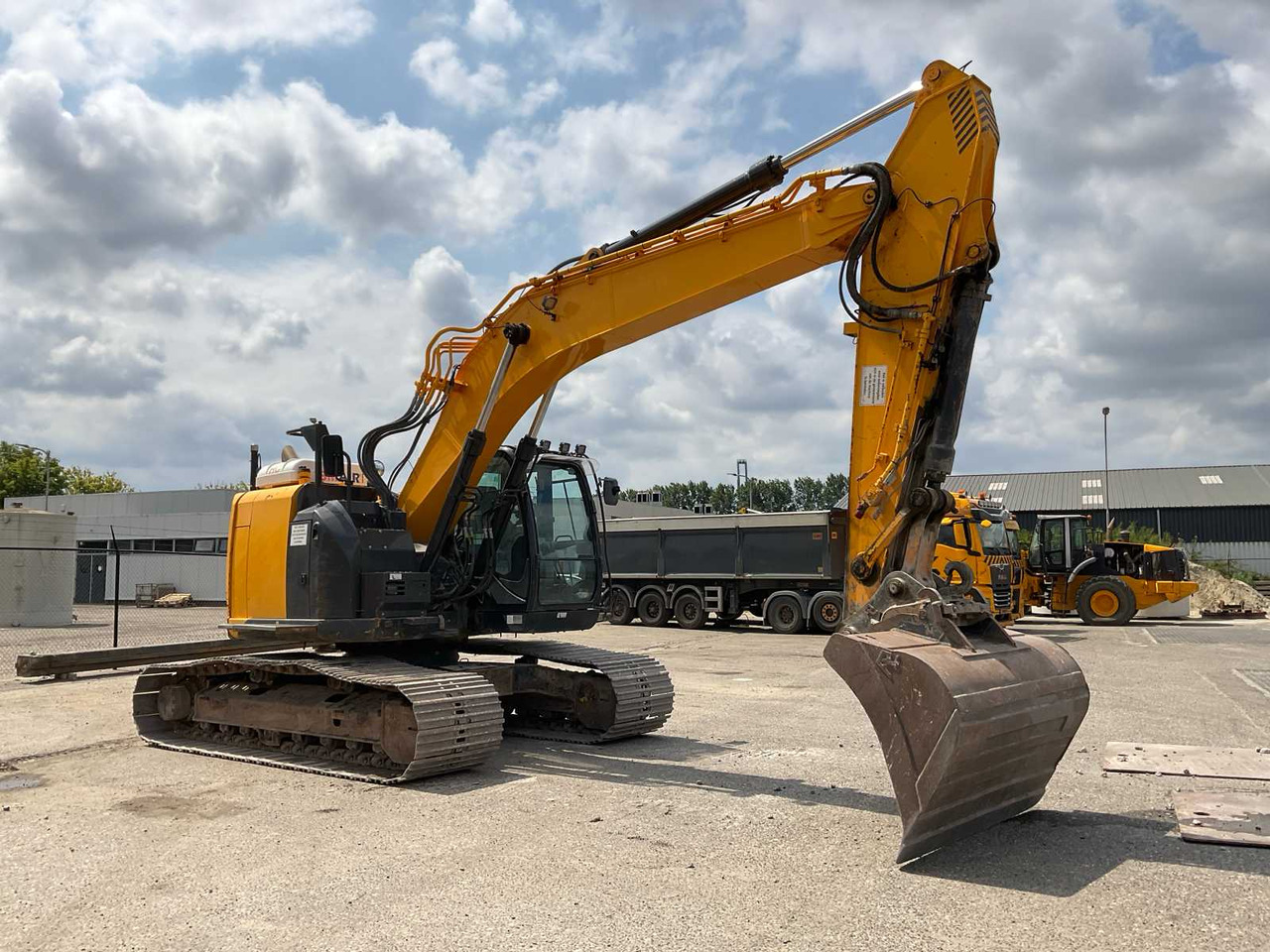 Hitachi ZX225USLC-5B - Pelle sur chenille: photos 2 Hitachi ZX225USLC-5B - Pelle sur chenille: photos 2