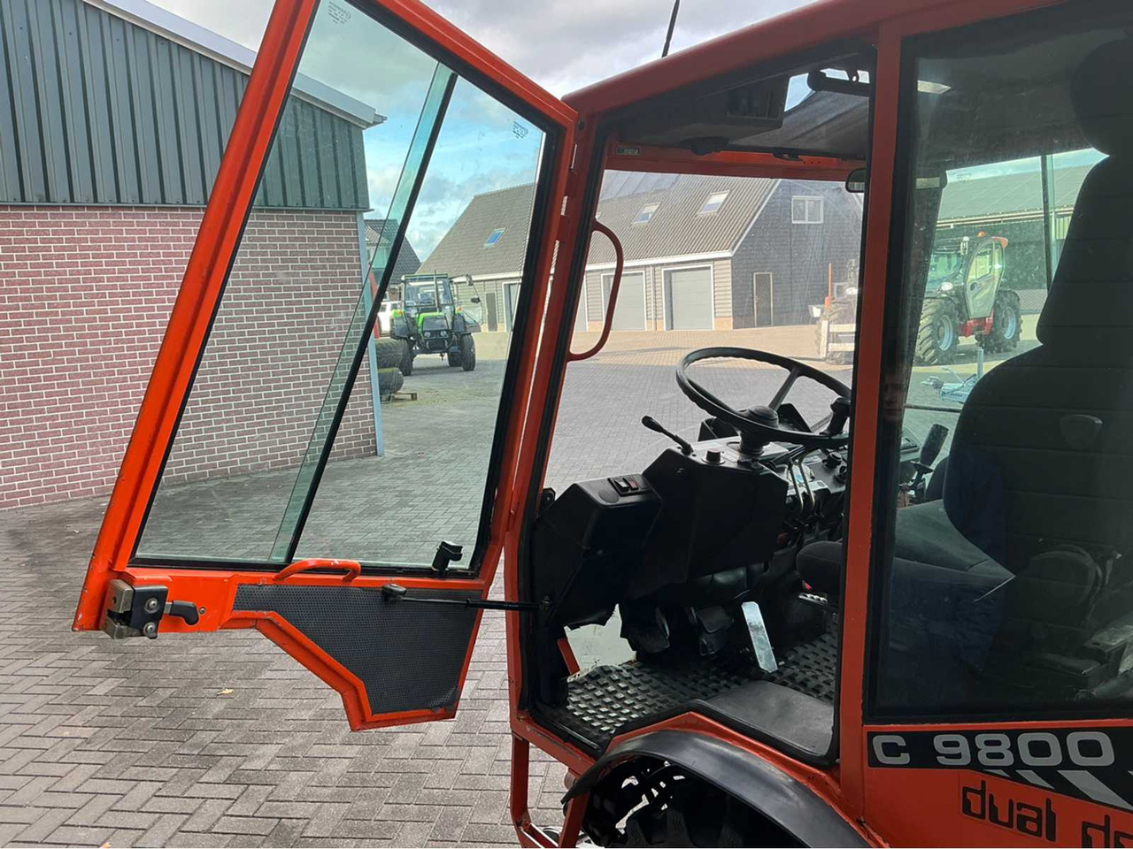 Tracteur agricole Holder 2001 HOLDER C9800H TOOL CARRIER: photos 11 Tracteur agricole Holder 2001 HOLDER C9800H TOOL CARRIER: photos 11