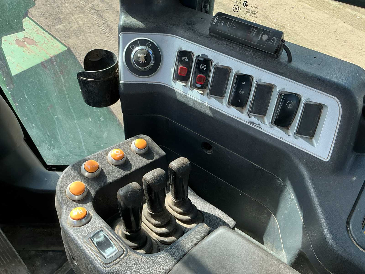 Chargeuse sur pneus Hyundai HL980: photos 31