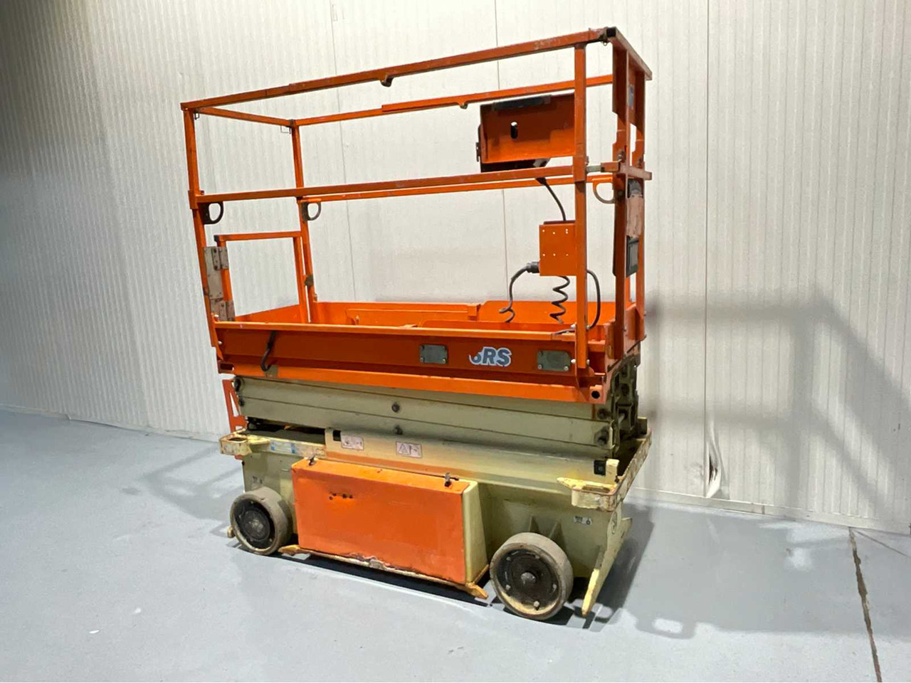 JLG -6RS - AERIAL PLATFORM, WORKING HEIGHT 7.8M, EXTENDABLE TO 2.55M, 199 HOURS. YEAR 2015 - Nacelle: photos 3 JLG -6RS - AERIAL PLATFORM, WORKING HEIGHT 7.8M, EXTENDABLE TO 2.55M, 199 HOURS. YEAR 2015 - Nacelle: photos 3