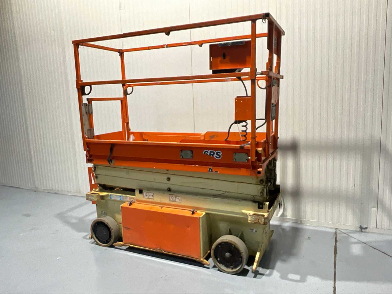 JLG -6RS - AERIAL PLATFORM, WORKING HEIGHT 7.8M, EXTENDABLE TO 2.55M - 382 HOURS - Nacelle: photos 3 JLG -6RS - AERIAL PLATFORM, WORKING HEIGHT 7.8M, EXTENDABLE TO 2.55M - 382 HOURS - Nacelle: photos 3