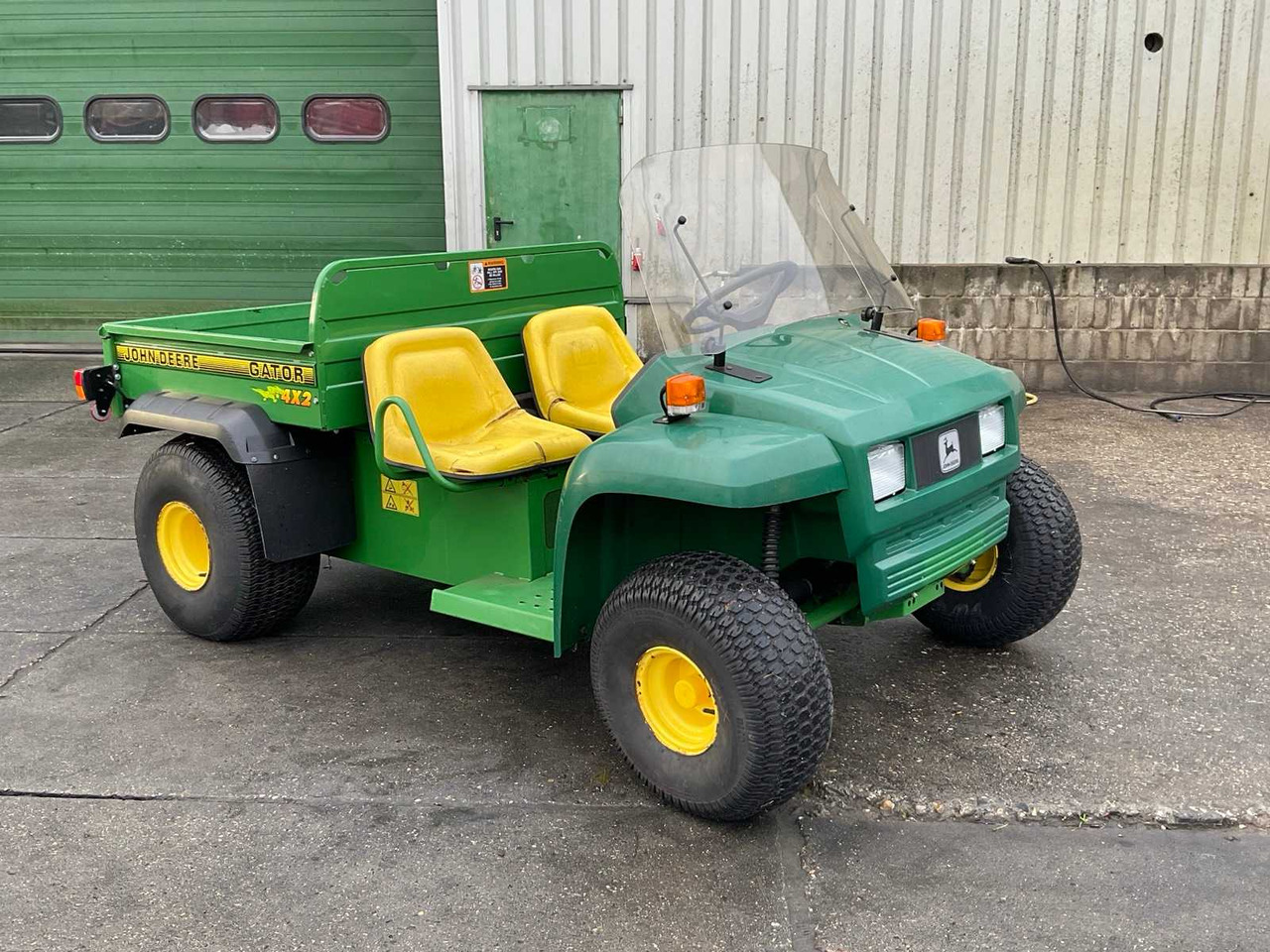 John Deere Gator 4x2 - Tracteur communal: photos 1 John Deere Gator 4x2 - Tracteur communal: photos 1