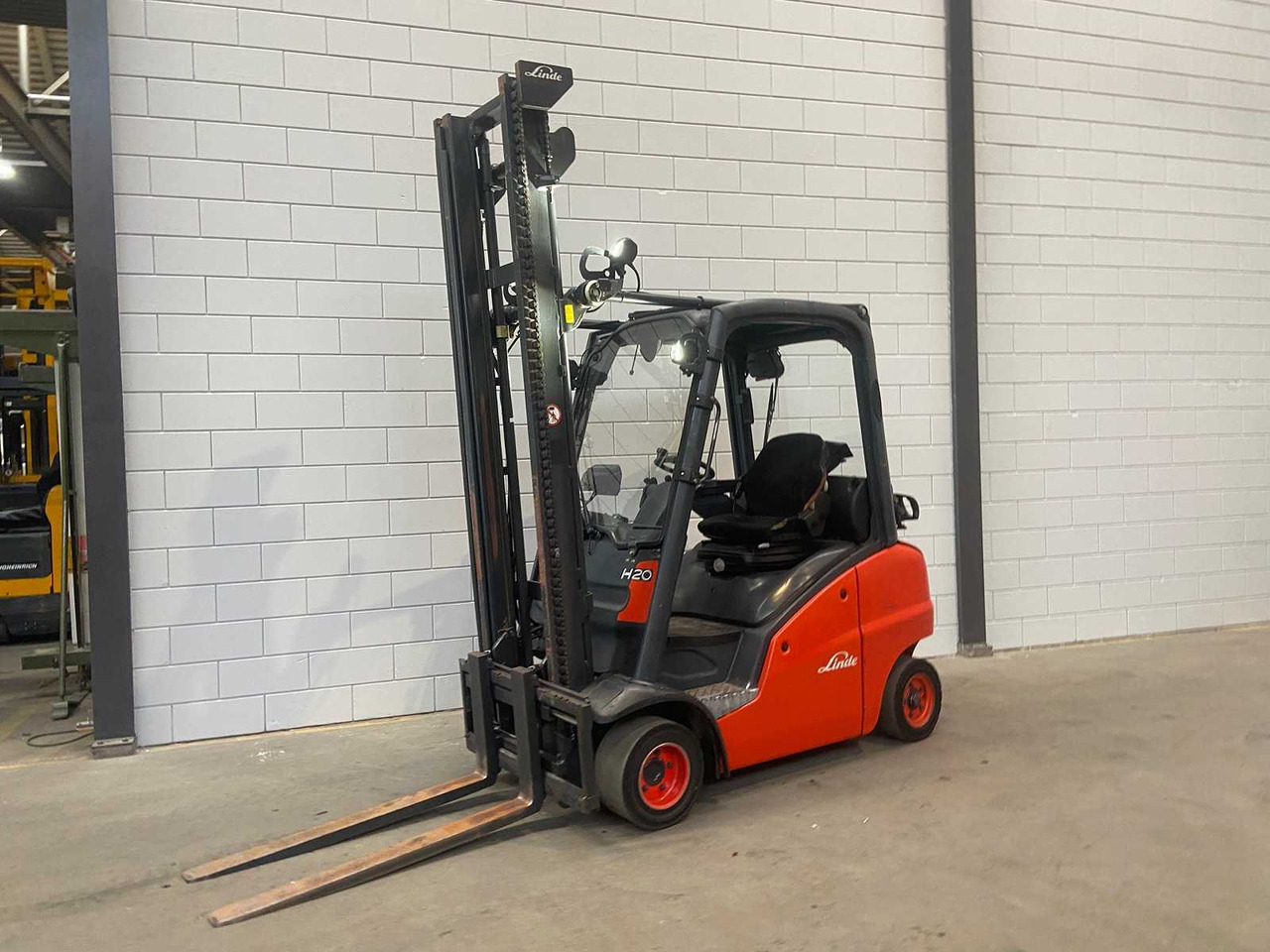 LINDE - 2013 - H20T - FORKLIFT TRUCK - SIDE-SHIFT - Chariot élévateur: photos 1 LINDE - 2013 - H20T - FORKLIFT TRUCK - SIDE-SHIFT - Chariot élévateur: photos 1