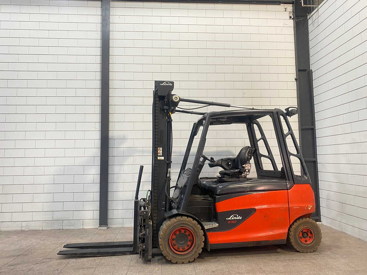 LINDE - 2019 - E50HL-01 - 5000KG LIFTING CAPACITY, TRIPLE LOADER - FORKLIFT - Chariot élévateur: photos 2 LINDE - 2019 - E50HL-01 - 5000KG LIFTING CAPACITY, TRIPLE LOADER - FORKLIFT - Chariot élévateur: photos 2