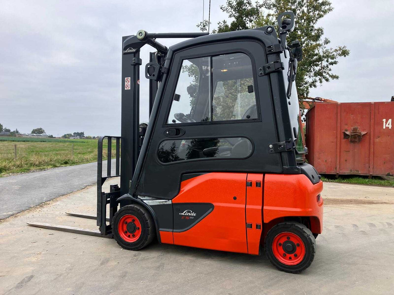 LINDE E16 FORKLIFT - Chariot élévateur: photos 1 LINDE E16 FORKLIFT - Chariot élévateur: photos 1