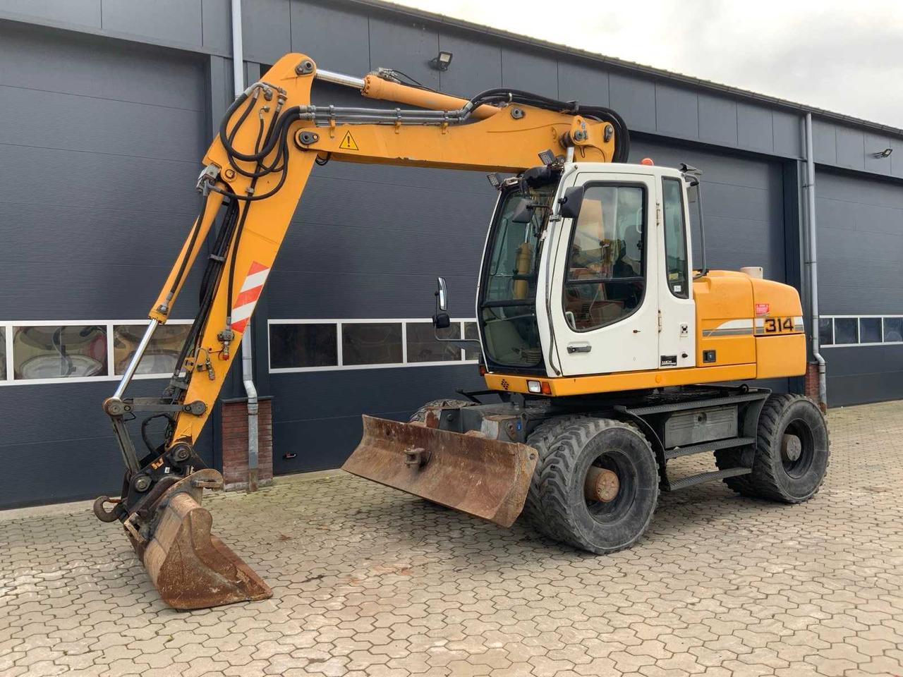 Liebherr A314 Litronic - Pelle sur pneus: photos 1 Liebherr A314 Litronic - Pelle sur pneus: photos 1