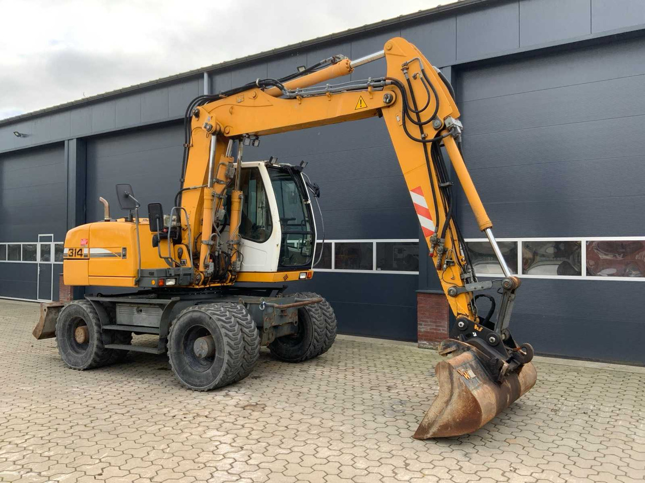 Liebherr A314 Litronic - Pelle sur pneus: photos 2 Liebherr A314 Litronic - Pelle sur pneus: photos 2