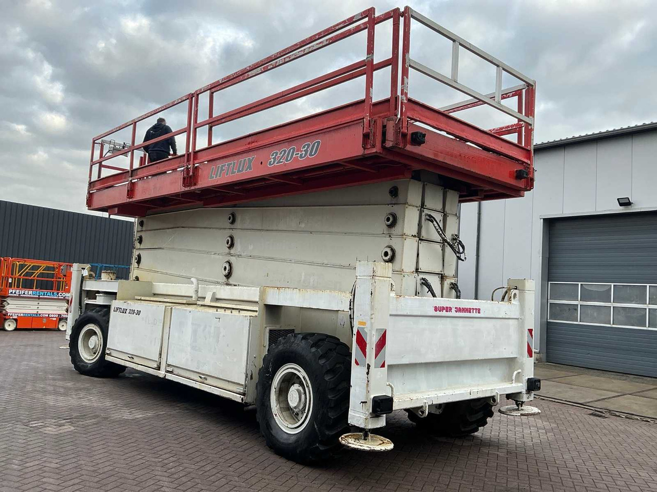 LiftLux 320-30 Super Jannette - Nacelle: photos 3 LiftLux 320-30 Super Jannette - Nacelle: photos 3